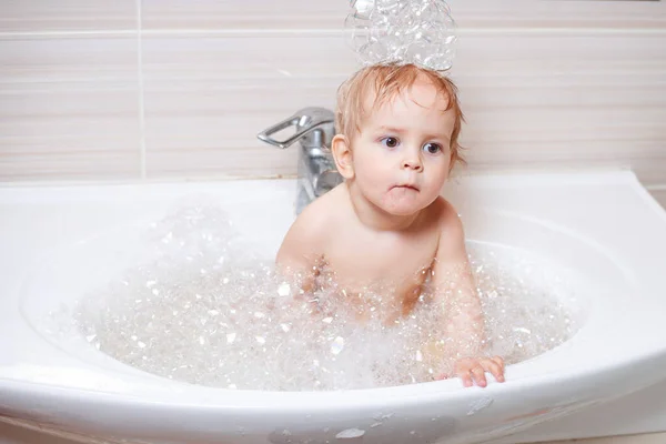 Divertido Niño Jugando Con Agua Espuma Baño Pequeño Niño Baña — Foto de Stock