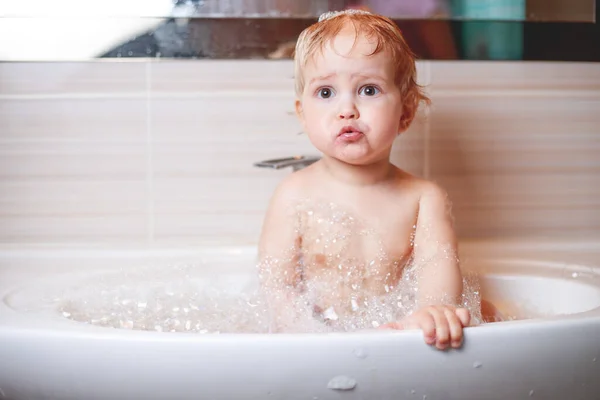 バスルームで水と泡で遊ぶ面白い子供 小さな男の子のお風呂 — ストック写真