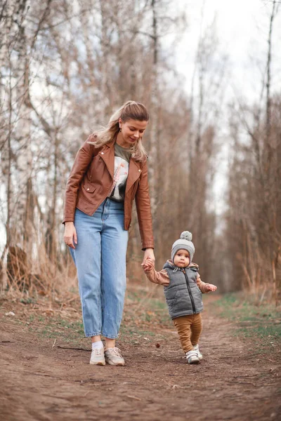 Anya Fia Sétálnak Parkban Boldog Család — Stock Fotó