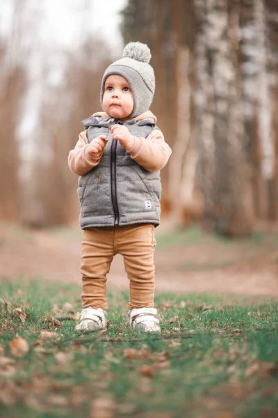 Niño Año Dando Algunos Sus Primeros Pasos Aire Libre Una — Foto de Stock