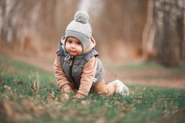 Niño Pequeño Está Sentado Sendero Del Bosque Una Gelatina Gris — Foto de Stock