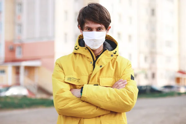Όμορφος Νεαρός Άνδρας Στέκεται Έξω Φορώντας Ιατρική Μάσκα Για Προστατεύσει — Φωτογραφία Αρχείου