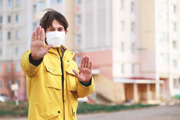 Dışarıda Maske Takmış Yakışıklı Genç Bir Adam Dur Işareti Yapıyor — Stok fotoğraf