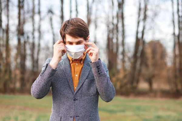 Stilig Ung Man Står Utomhus Bär Medicinsk Mask För Att — Stockfoto