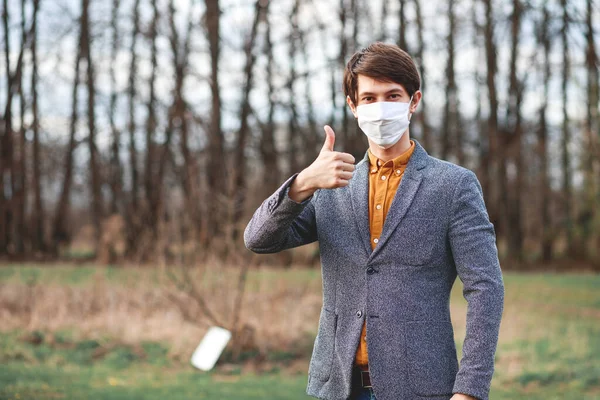 Jóképű Fiatalember Aki Orvosi Maszkot Visel Hogy Megvédjen Másokat Vírusterjedéstől — Stock Fotó