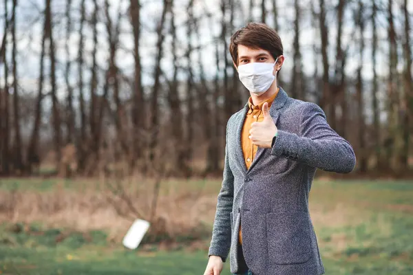 Stilig Ung Man Står Utomhus Bär Medicinsk Mask För Att — Stockfoto