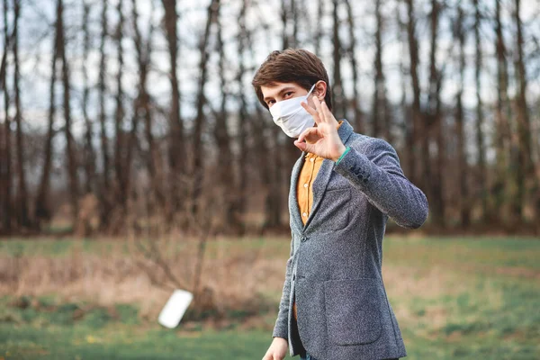 Hombre Joven Guapo Parado Aire Libre Usando Máscara Médica Para —  Fotos de Stock