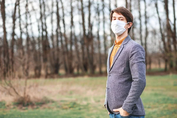 Όμορφος Νεαρός Άνδρας Στέκεται Έξω Φορώντας Ιατρική Μάσκα Για Προστατεύσει — Φωτογραφία Αρχείου