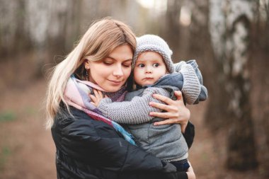 Anne ve oğlu akşamları bahar parkında yürürler.