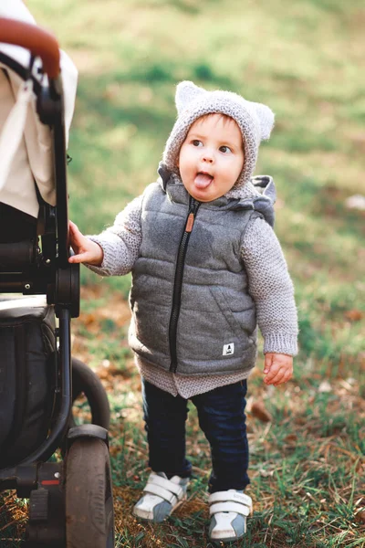 Een Jongen Een Grijs Warm Vest Een Grijze Pet Speelt — Stockfoto