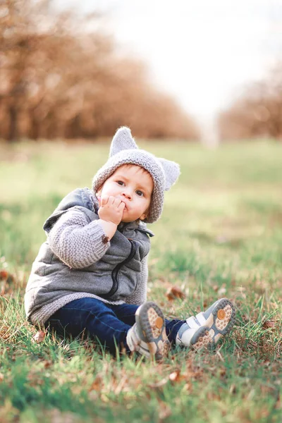 Niño Chaleco Gris Cálido Una Gorra Gris Juega Juegos Aire — Foto de Stock