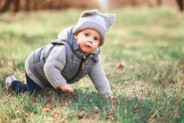 Ein Junge Grauer Warmer Weste Und Grauer Mütze Spielt Freien — Stockfoto