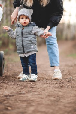 Anne ve oğlu akşamları bahar parkında yürürler.