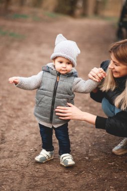 Anne ve oğlu akşamları bahar parkında yürürler.