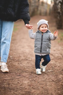 Anne ve oğlu akşamları bahar parkında yürürler.