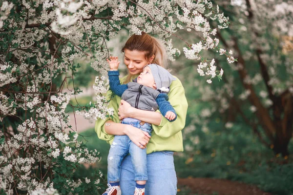 Feliz Madre Hijo Juegan Contra Fondo Árbol Floreciente Primavera Día —  Fotos de Stock