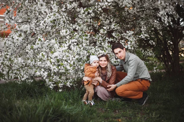 Glückliche Eltern Mama Und Papa Sohn Stehen Frühling Garten Vor — Stockfoto