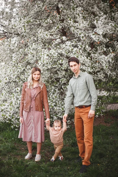 Щасливі Батьки Мати Тато Син Стоять Саду Навесні Тлі Цвітіння — стокове фото