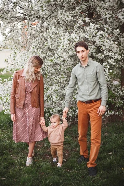 Красиві Молоді Батьки Милий Маленький Син Розважаються Біля Квітучих Дерев — стокове фото