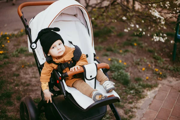 Ett Barn Beige Jacka Barnvagn Promenad Vårparken — Stockfoto