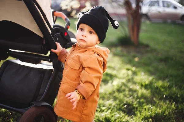 Portret Van Een Eenjarige Jongen Met Een Slak Wollen Kap — Stockfoto