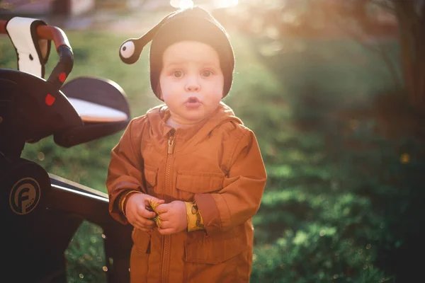 Портрет Однорічного Хлопчика Равликовою Вовняною Шапочкою Тлі Природи — стокове фото