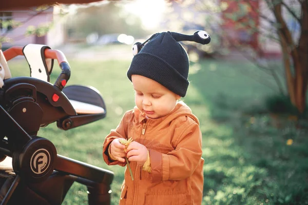 Porträtt Ettårig Pojke Med Snigel Ull Mössa Bakgrunden Naturen — Stockfoto