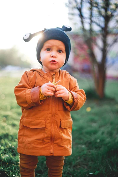 Retrato Niño Año Con Una Gorra Lana Caracol Fondo Naturaleza — Foto de Stock