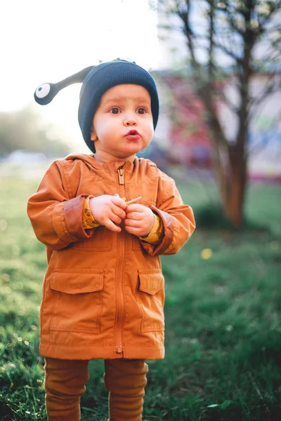 Retrato Niño Año Con Una Gorra Lana Caracol Fondo Naturaleza —  Fotos de Stock