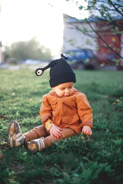 Portré Egy Egyéves Fiúról Csigasapkával Természet Hátterében — Stock Fotó