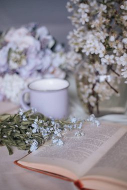 Sabah kahvaltısı, kızarmış güzel peynirli kekler, masa örtüsünün üstünde, bahar çiçeğinin yanında.