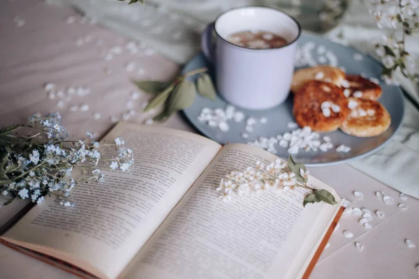 Frühling Gesund Frühstück Gebratene Käsekuchen Gegen Einen Blühenden Strauß Weißer — Stockfoto