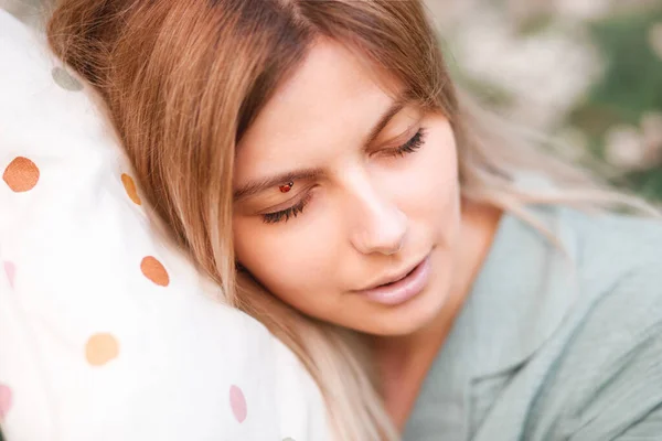 Uma Menina Abraça Grande Travesseiro Com Uma Expressão Casual Seu — Fotografia de Stock