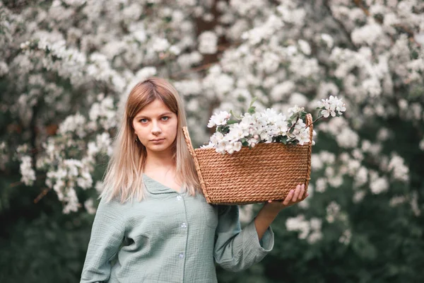 Menina Com Uma Cesta Flores Florescendo Árvores Maçã Primavera — Fotografia de Stock