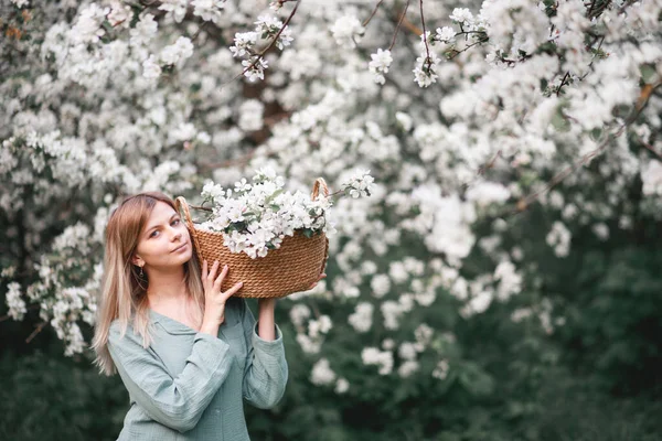 Flicka Med Korg Med Blommor Blommande Äppelträd Våren — Stockfoto