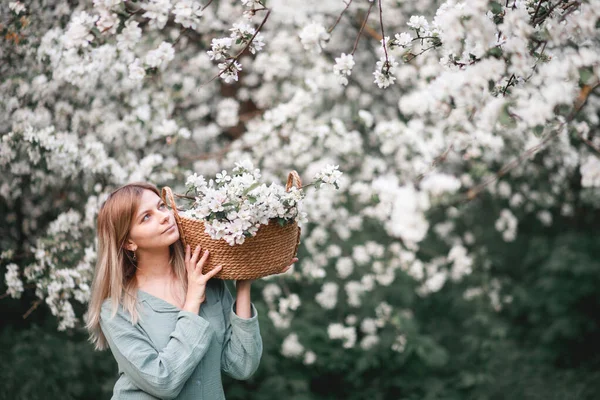 Flicka Med Korg Med Blommor Blommande Äppelträd Våren — Stockfoto