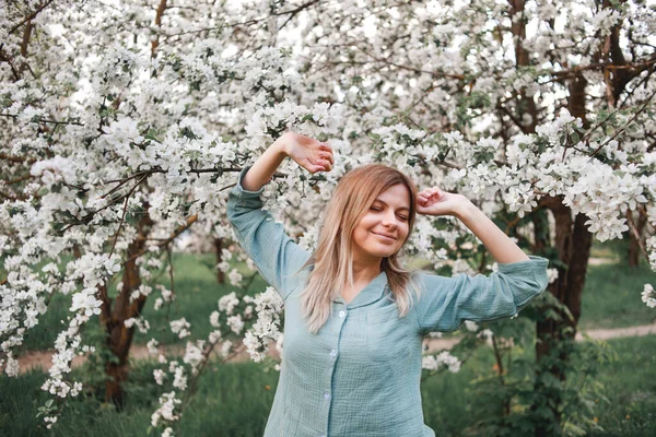 Uma Jovem Mulher Sorrindo Acorda Feliz Depois Sono Saudável Fundo — Fotografia de Stock