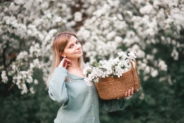 Flicka Med Korg Med Blommor Blommande Äppelträd Våren — Stockfoto