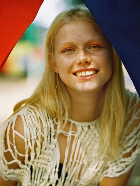 Blonde woman smiling at camera — Stock Photo, Image
