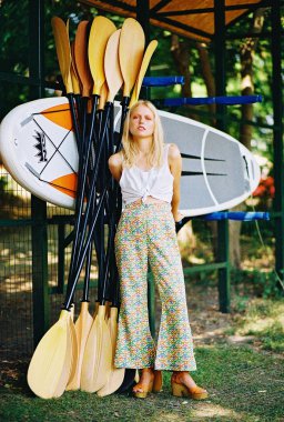 wakeboard ve açık havada kürek yakın duran kadın