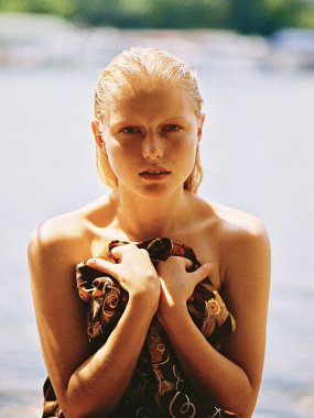 Kameraya bakarak ıslak saçlı kadın