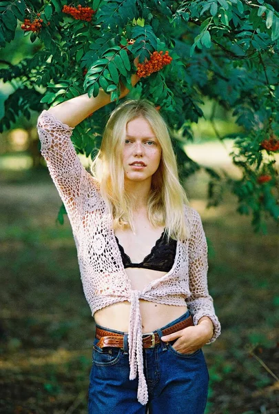 Woman posing at camera in park — Stock Photo, Image