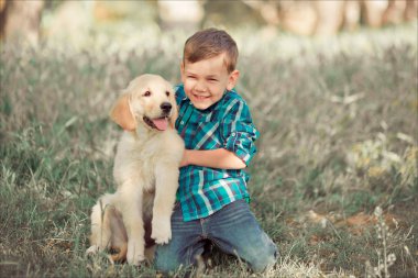 İskambil ile tam Umudunu kaybetme yaz güneşli gün tatil hafta sonu zevk inanılmaz beyaz pembe labrador retriever köpek yavrusu ile açık mavi gözlü yakışıklı yakışıklı genç. En iyi arkadaşı ile gülümseyen çocuk mutlu