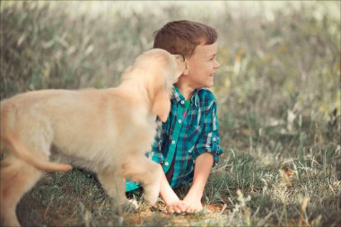 İskambil ile tam Umudunu kaybetme yaz güneşli gün tatil hafta sonu zevk inanılmaz beyaz pembe labrador retriever köpek yavrusu ile açık mavi gözlü yakışıklı yakışıklı genç. En iyi arkadaşı ile gülümseyen çocuk mutlu