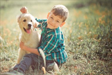 İskambil ile tam Umudunu kaybetme yaz güneşli gün tatil hafta sonu zevk inanılmaz beyaz pembe labrador retriever köpek yavrusu ile açık mavi gözlü yakışıklı yakışıklı genç. En iyi arkadaşı ile gülümseyen çocuk mutlu
