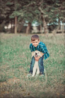 İskambil ile tam Umudunu kaybetme yaz güneşli gün tatil hafta sonu zevk inanılmaz beyaz pembe labrador retriever köpek yavrusu ile açık mavi gözlü yakışıklı yakışıklı genç. En iyi arkadaşı ile gülümseyen çocuk mutlu