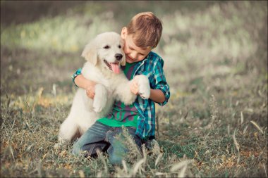 İskambil ile tam Umudunu kaybetme yaz güneşli gün tatil hafta sonu zevk inanılmaz beyaz pembe labrador retriever köpek yavrusu ile açık mavi gözlü yakışıklı yakışıklı genç. En iyi arkadaşı ile gülümseyen çocuk mutlu
