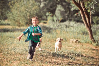 İskambil ile tam Umudunu kaybetme yaz güneşli gün tatil hafta sonu zevk inanılmaz beyaz pembe labrador retriever köpek yavrusu ile açık mavi gözlü yakışıklı yakışıklı genç. En iyi arkadaşı ile gülümseyen çocuk mutlu