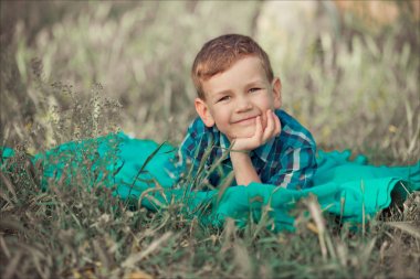 İskambil ile tam Umudunu kaybetme yaz güneşli gün tatil hafta sonu zevk inanılmaz beyaz pembe labrador retriever köpek yavrusu ile açık mavi gözlü yakışıklı yakışıklı genç. En iyi arkadaşı ile gülümseyen çocuk mutlu