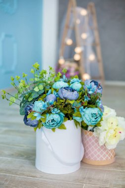 Stüdyo interier dekorasyon çiçeklerle hafif sıcak renkler ve rahat vintage mobilya